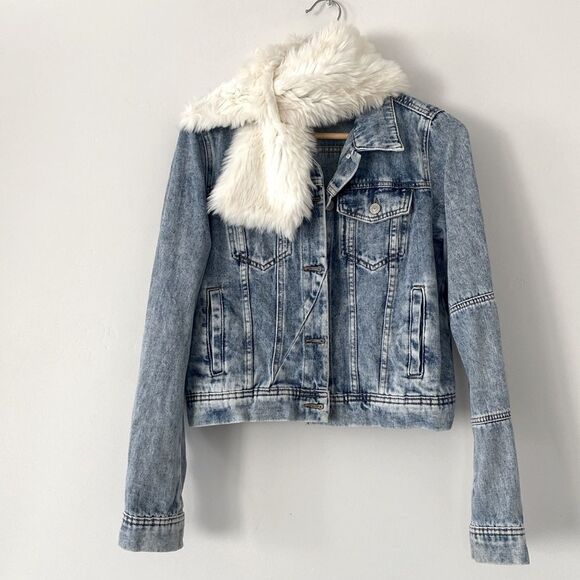 Fossil Elegant and Cute White Faux Fur Scarf Boho Preppy Casual NWOT - Picture 2 of 7